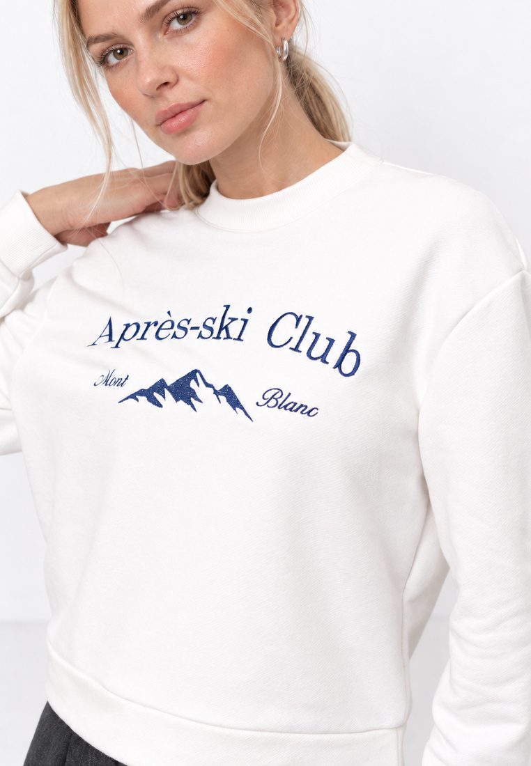 Свитшот Apres-ski Club, вышивка крупным планом